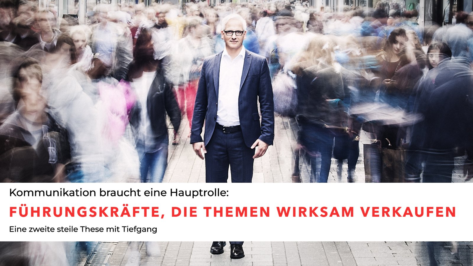 Karl Turner steht ruhig in einer verwischten Menschenmenge in einer Einkaufsstraße, unten der Beitragstitel